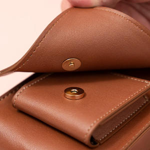 กระเป๋าถือแฟชั่นสไตล์ล่าสุด ยูนิเซ็กซ์ หนัง PU ลายเท็กซ์เจอร์ สะพายข้าง/สะพายไหล่ ปิดซิป ลายการ์ตูนด้านข้างแบบปรับแต่งได้ - Product Image 4