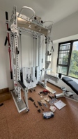 Prix de gros Équipement de fitness multifonctionnel pour salle de sport Entraîneur de couleur personnalisé Machine à squat pour usage domestique Entraînement de force