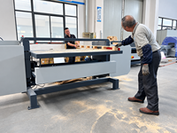 Machine de récupération de palettes en bois semi-automatique à scie à ruban pour la découpe de planches de palettes