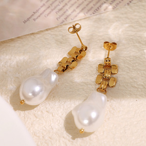 ต่างหูมุกทรงหยดน้ำไม่สมมาตร ชุบทอง 18k ไทเทเนียมสตีล สำหรับผู้หญิง สวมใส่ได้ทุกวัน - Product Image 3