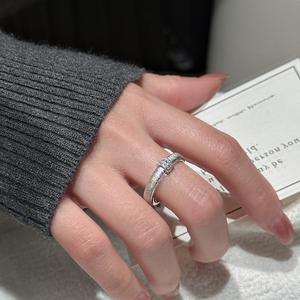 Anillo Abierto de Plata Pura S925 con Incrustaciones de Circonita Vintage, Diseño de Nicho de Lujo Ligero de 18K, Anillo Personalizado con Acabado Cepillado, Talla Única - Product Image 2