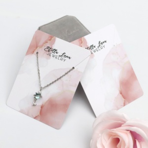 Support de carte personnalisé en papier blanc avec logo doré pour collier, présentoir à bijoux avec pochette - Product Image 2