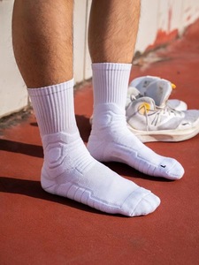 Alta qualidade com almofada Basketball Running Custom Logo Preto e Branco Sport Socks - Product Image 3