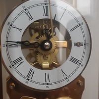 Horloge de bureau squelette à pendule frontal en laiton doré style français, avec boîtier en bois et répétiteur 7 jours, sur base en bois