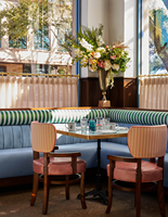 Ensemble de table et de chaises de salle à manger carrées modernes de luxe en métal pour hôtels et restaurants 5 étoiles Marque Songdesign Garantie de 5 ans