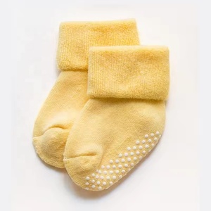Chaussettes en coton éponge épais de couleur unie pour nouveau-nés, bébés et tout-petits, antidérapantes, respirantes et biologiques pour l'été – Vente en gros - Product Image 5