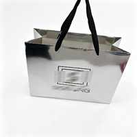 Sac fourre-tout en papier argenté brillant de luxe avec logo personnalisé, sac de shopping en papier réutilisable, sac cadeau pour entreprise, boutique