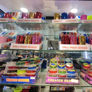 All'ingrosso più economico smerigliatrice di erbe in plastica smerigliatrice di fumo 60mm 3 strati smerigliatrice manuale accessori per fumo - Product Image 2