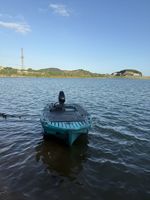 Bateau de pêche électrique à moteur hors-bord personnalisé OEM ODM de haute qualité avec coque en HDPE stable, capacité de 1000 kg, pour eau douce et rivière
