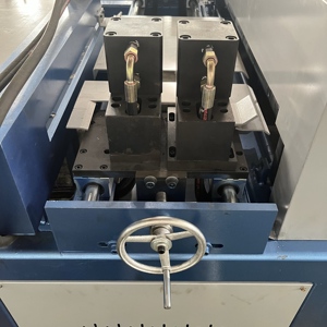 Ligne de production de conduits <span class=keywords><strong>d</strong></span>'air carrés, équipement de production de tuyaux HVAC - Product Image 6
