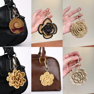 Porte-clés personnalisés faits à la main, breloques de sac en raphia 3D en forme de rose, pendentifs floraux stéréoscopiques - Product Image 2