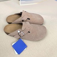 Mules fermées personnalisées en daim de vache, style sabot à bouton, confortables pour le quotidien, avec soutien de la voûte plantaire, semelle en liège légère, design plat, fourrure, pour femme
