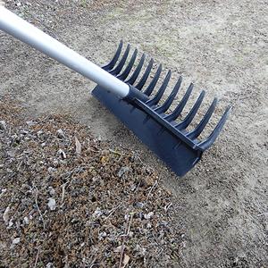 Râteau Paysager à Double Face à 12 Dents avec Manche Télescopique en Aluminium Réglable - Noir, Manche de 135 cm, Dents de 8 cm, Garantie 1 An - Product Image 4