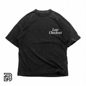 T-shirt Grafica Oversize Lavata Nera Stile Streetwear Minimalista per Uomo Donna - Ideale per il Check-out Tardivo - Product Image 1