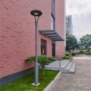 Lampe de jardin ronde à LED grise J05Series à 2 pieds avec support à double bras et motif d'étoile à cinq branches sur le dessus - Product Image 6