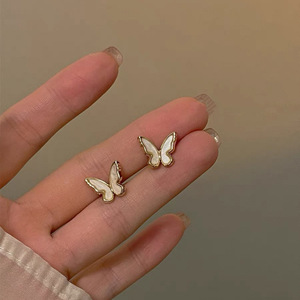 2024 nuevos pendientes <span class=keywords><strong>de</strong></span> <span class=keywords><strong>perlas</strong></span> simples versátiles <span class=keywords><strong>de</strong></span> moda y populares pendientes <span class=keywords><strong>de</strong></span> tuerca <span class=keywords><strong>de</strong></span> gama alta con diseño <span class=keywords><strong>de</strong></span> nicho femenino - Product Image 2