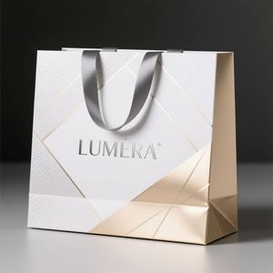 Sacs fourre-tout en carton blanc de luxe personnalisés avec une conception haut de gamme et des options personnalisées - Product Image 1