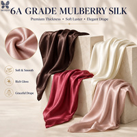 Foulard carré en satin de soie de luxe aristocratique avec nœuds, motifs à carreaux et rayures, doux et soyeux, ourlet roulotté à la main, impression personnalisée pour cadeau