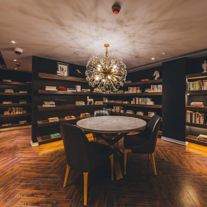 Ensemble de meubles de chambre d'hôtel 5 étoiles sur mesure, style moderne, en bois massif, avec lit de luxe et table de chevet, pour chambre de resort de luxe. - Product Image 2