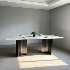 طاولة طعام فاخرة حديثة بتصميم نورديك فرنسي تتسع لـ 4-6 أشخاص، للاستخدام الداخلي، بقاعدة معدنية وسطح من الحجر الصناعي - Product Image 1