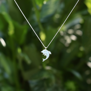 Collier pendentif dauphin en acier inoxydable 316L plaqué or PVD, bijoux de mode éco-responsables - Product Image 3