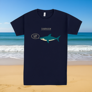 T-shirt Sharkasm blu scuro da uomo, maglietta promozionale con grafica di squali e design divertente - Product Image 3