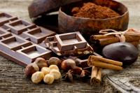 Barre à chocolat au lait de 100g, produit mis en valeur, avec noix de sades, artsu pigu giuseepi Verdi, fabrication italienne