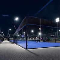 Équipement de terrain de padel intérieur avec murs en verre, gazon artificiel et structure métallique pour le développement des clubs