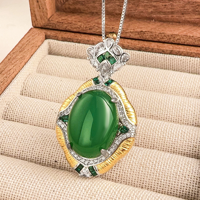 Pendentif calcédoine verte avec chaîne vénitienne