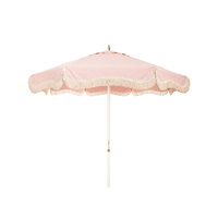 Parasol de patio rose à fines rayures avec franges blanc cassé, protection UV, pour jardin, bord de piscine, plage, complexe hôtelier