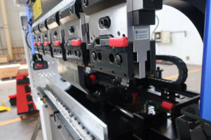 เครื่องดัดเบรคอั<span class=keywords><strong>จ</strong></span>ฉริยะ6แกน40ตัน,เครื่องดัดกดเบรกแบบเซอร์โว-บอลสกรูระบบ CNC ทำงานโดยใช้แกน ACCURL - Product Image 4