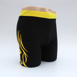Maillot de bain pour hommes, grande taille, séchage rapide, short à cinq points pour la natation et les sports nautiques, noir avec motif jaune, rouge et bleu - Product Image 2