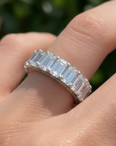 Élégante bague de mariage pour femme en or rose et or blanc, sertie d'un diamant émeraude de laboratoire de 6,50 carats, taille émeraude, certifié IGI, plaqué rhodium - Product Image 1
