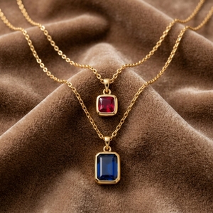 Collier Pendentif Double Couche Rectangulaire Plaqué Or avec Rubis et Saphirs Simulés, Vente en Gros Usine, Minimaliste, Empilable, pour Femme, Usage Quotidien - Product Image 2