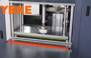 Machine de fraisage d'extrémités de fenêtres en aluminium CNC 4 axes de haute précision avec angle arbitraire de ±90 degrés pour le traitement des montants - Product Image 3
