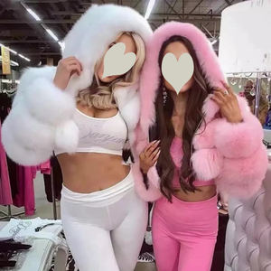 سترة قصيرة براقة من الفرو الصناعي مع غطاء رأس للنساء بألوان متنوعة - Product Image 2