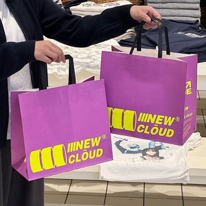 Bolsa de Regalo Grande de Papel Kraft Reciclable y Ecológica Personalizada con Asas Planas, Bolsa de Papel Kraft Personalizable para Ropa - Product Image 1