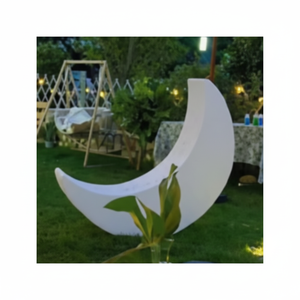 Chaise longue LED demi-lune d'extérieur avec éclairage intégré pour les fêtes de jardin et les sites de festivals - Product Image 1