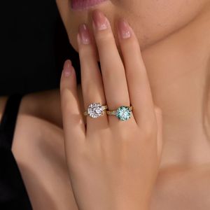 แหวนมอสซาไนต์ทรงกลมแบบคลาสสิกเรียบหรู 5 กะรัต VVS1 GRA สีเขียว ชุบทองบนเงินแท้ 925 สำหรับผู้หญิง เหมาะสำหรับเป็นแหวนหมั้นหรือแหวนแทนใจ - Product Image 4