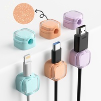 Organiseurs de câbles magnétiques à paillettes avec couvercles articulés et bases adhésives pour le rangement des câbles de charge sur les bureaux et les tables de chevet