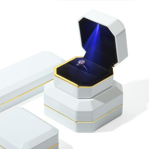 Caja de luz LED de estilo industrial al por mayor, con forma de anillo octogonal, pintura blanca, para propuesta de joyería, anillo de diamantes, pulsera de madera - Product Image 2