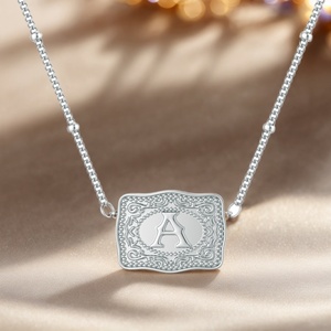 Collana con Ciondolo a <span class=keywords><strong>Lettera</strong></span> Iniziale Placcato Argento Stile Fibbia per Cintura Goffrata - Collana Ultra Mini in Acciaio Inossidabile con Fibbia per Cintura - Product Image 2