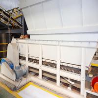 Alimentateur automatique pour boîtes de traitement de l'argile humide et de la schiste avec débit d'alimentation réglable