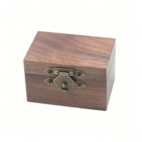 Boîte à bague rectangulaire élégante en bois de noyer naturel avec fermeture à boucle, emballage cadeau pour bijoux