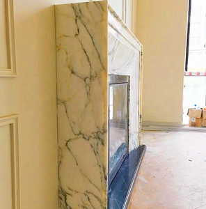 Luxueuze binnenhaardomranding van klassiek Frans wit handgesneden natuursteen marmer, religieus sculptuur - Product Image 2