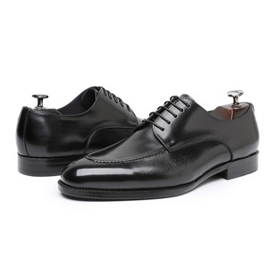 Noir et <span class=keywords><strong>blanc</strong></span> couleur assortie hommes de haute qualité en cuir fait à la main à semelle souple affaires chaussures en cuir décontractées chaussures tissées à la main - Product Image 1