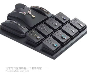 Expositor de Joyería Personalizado para Tienda: Set de Bases para Collares, Bustos de Gamuza Negra y Soportes de Anillos y Pulseras de Cuero PU - Product Image 4