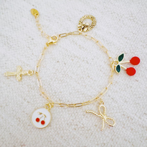 Bracciale con ciondoli Cherry Chic: Fiocco, Croce e altro ancora - Product Image 1