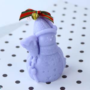 Belle <span class=keywords><strong>bougie</strong></span> parfumée petit bonhomme de neige de Noël bonne odeur utilisation facile parfum aromathérapie - Product Image 1