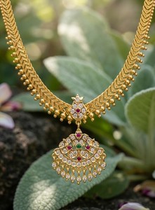 DIVYORO Conjunto de Collar Gargantilla con Cristales Ornamentados, Chapado en Oro, Joyería Clásica de Moda para Mujer, Estilo Tradicional Indio para Novias y Bodas - Product Image 2